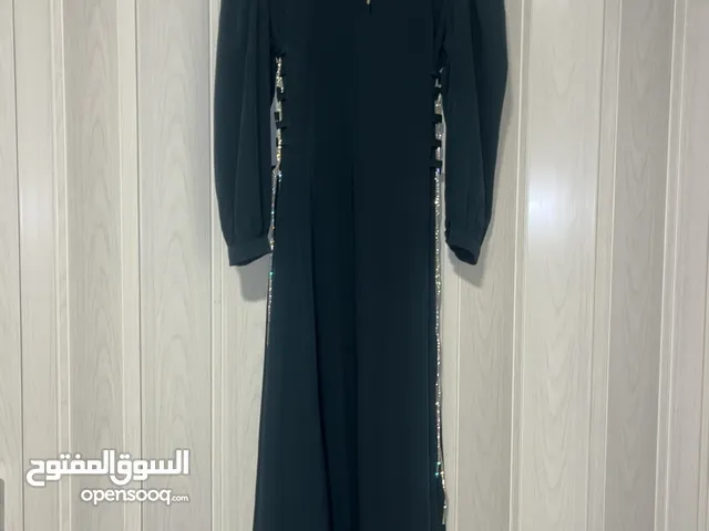 فستان زيتي للمحجبات – فيونكة جانبية بخرز فضي (قماش شبيه بالساتان)