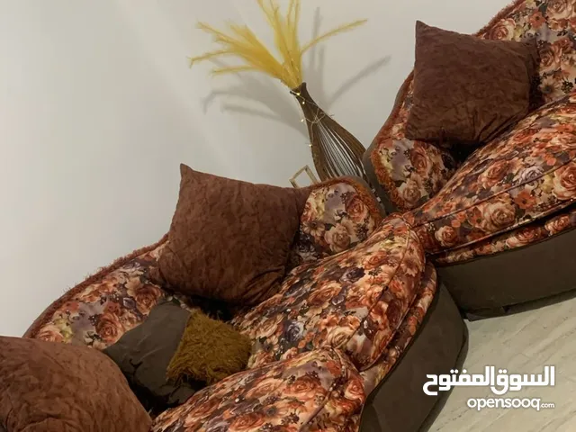 طقم كنب خشب زان مرتب للبيع بداعي السفر بتكون من كرسيين وكنب عدد2مقعدين ب مقعدين واريكا