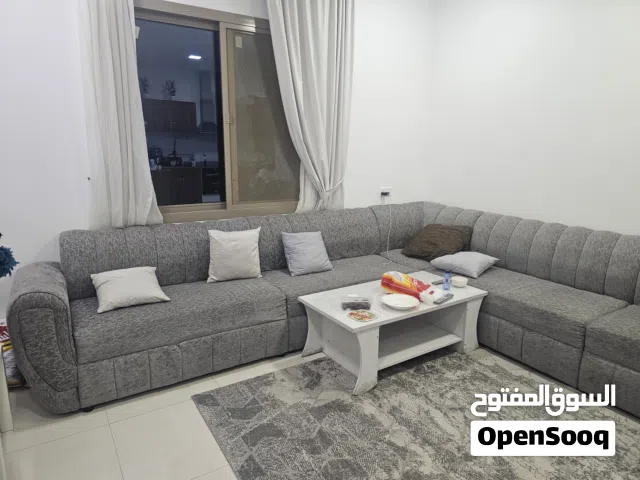 طقم كورنر وطاولة بحالة جيدة