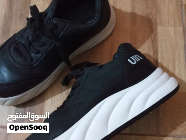 بوت مريح اسود مستعمل خفيف جدا بسعر 7 د