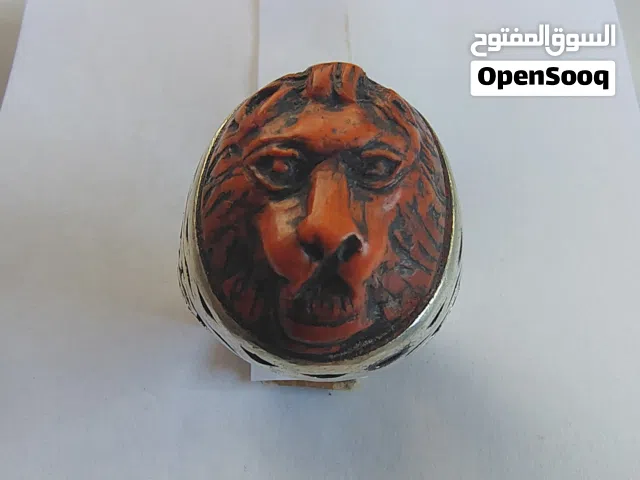 خاتم فضة نادر متوج بقطعة مرجان منحوته يدويا رأس أسد
