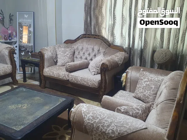 للبيع بسعر مغري طقم كنب نظيف  زان 10 مقاعد مع طاولات وبرادي وسجاد  350 دينار