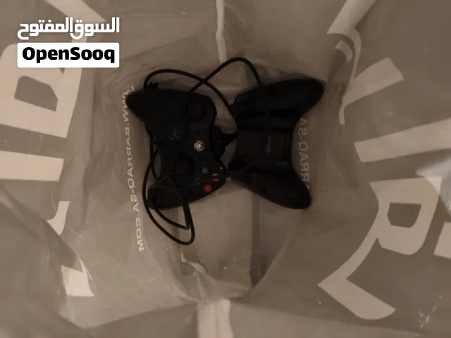Xbox 360 مهكر في 60 لعبةمع 3يدات واحدة شغالة وباقي خربانة بدون سلك hdmi