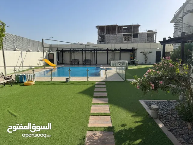 للبيع فيلا فاخرة في عالي على شارع 36 مباشرة