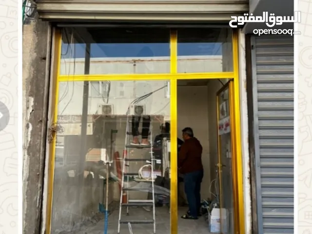 واجهة محل المنيوم  نظيفه العرض مترين 30 الارتفاع مترين ونص