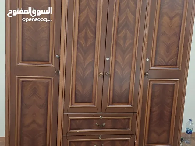 4Doors wardrobe and 2side tables for sell - خزانة ملابس أربعة أبواب وإثنين كومودينو للبيع