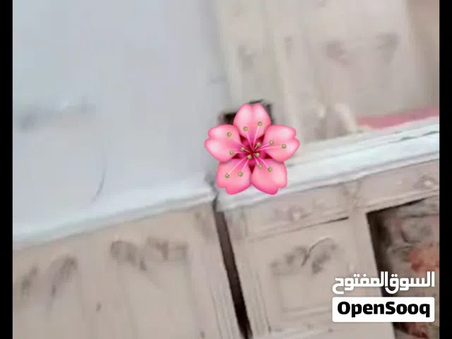 غرفة نوم تكمه شغل مصري قديم تجنن يحتاجلها ترتيبات وصبغ تصير لوك غرفة مال عمر الداخل نظيف جدا تكمه