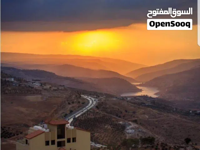 شاليه مميز ضمن كومباوند مغلق ومحروس وفي منطقة مطلة على سد الملك طلال ومخدومة بالكامل ، سكن ب.