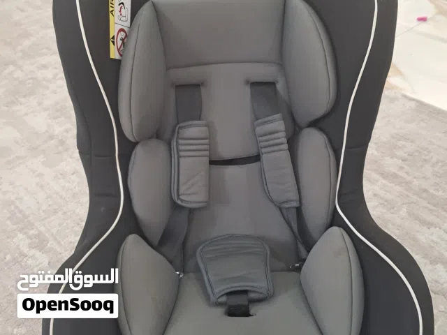 سرير اطفال ومقعد سيارة