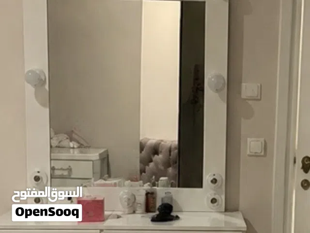 لون ا بيض محتاجه وش نضافه و تتلمع بس تسريحه