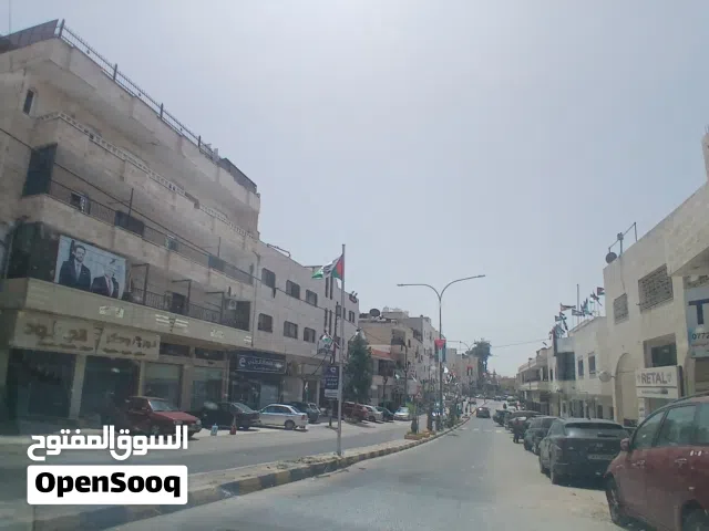 مخازن تجارية للبيع على الشارع الرئيسي المؤدي للفحيص موقع حيوي واستثماري