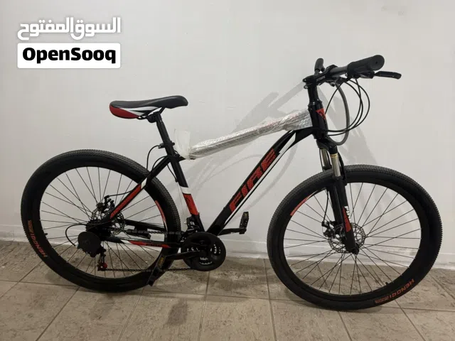 "دراجة رياضية أنيقة بحالة الوكالة، هيكل متين وفرامل ديسك قوية. جاهزة لمغامرتك القادمة."