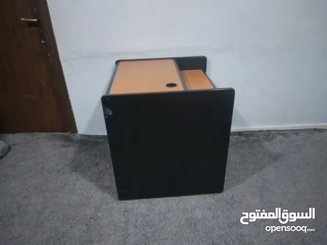 مكتب صغير ينفع الدراسة مصنوع من الخشب قوي جدا يوجد به مكان لوضع كأس عصير او ماشابه مثل قهوة