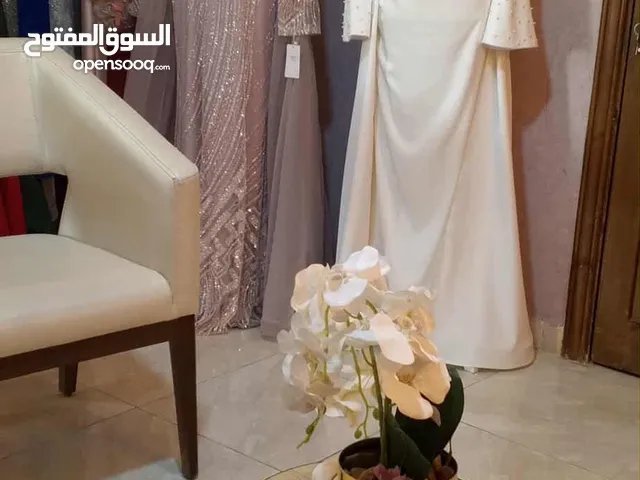 محل ملابس سهره ستاتي واطفال مع مخيطه للبيع بكافه معداتها للبيع