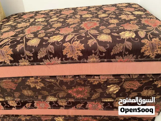 جالسة +مسند فراش