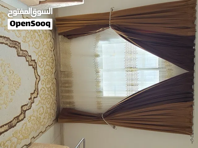 للبيع ستارة مع زولية  استخدام بسيط نظيف بدون اي عيوب