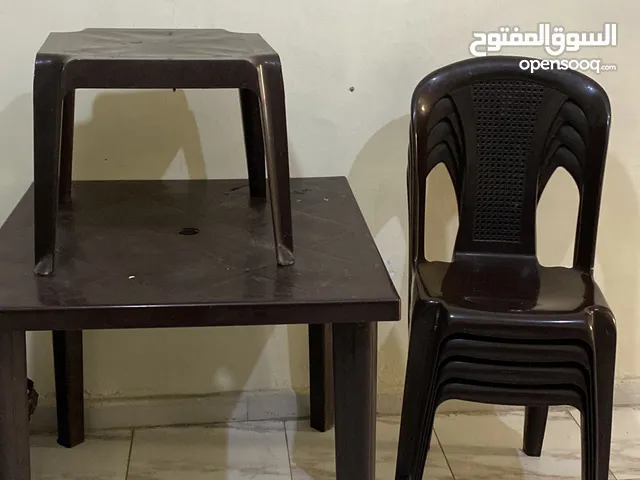 طاولة بلاستيك كبيرة مع طاولة صغيره و 4 كراسي قابل للتفاوض