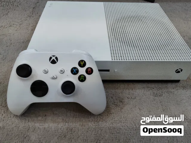 اكس بوكس ون اس للبيع تجي ويا يده اكس بوكس سريس اس الاصليه مع جميع ملحقاته بس الكارتونه ماموجوده