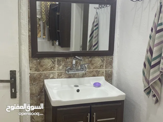 مغسلة مع خزانه مع بطارية الحنفيه مستعمل خفيف للبيع