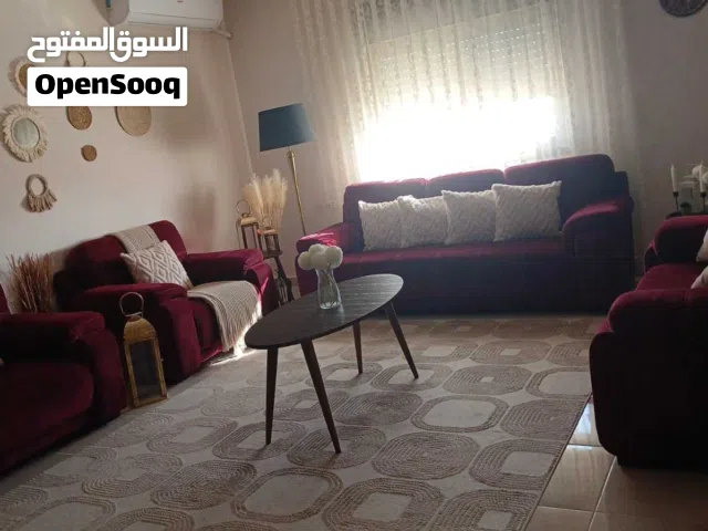 طقم كنب مستعمل مع برداية وطاولة وسط للبيع مع هدية شاشة حجم 40 بوصه