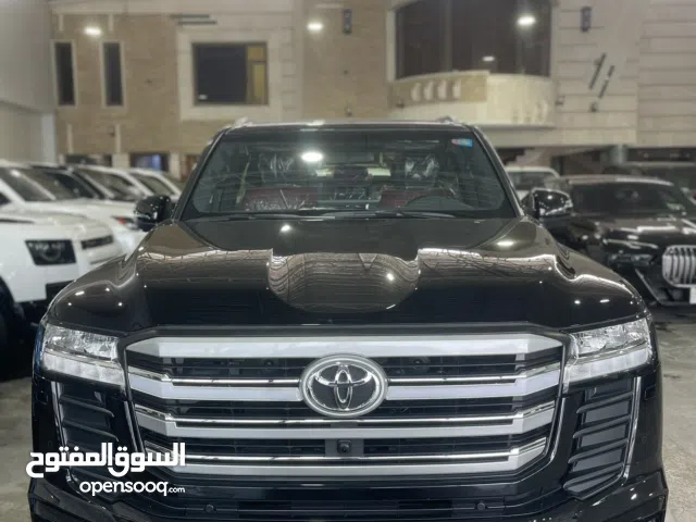 لاندكروزر ليميتد زيرو GXR 2025 داخل احمر