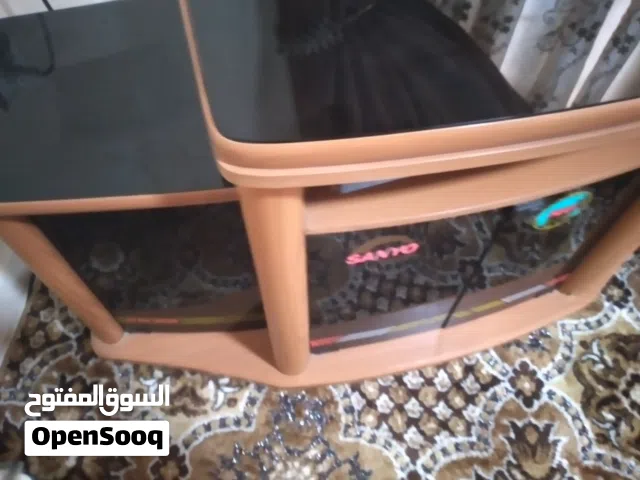 طاوله مكتبيه خاصه للكمبيوتر أو وضع شاشة أو نظام صوتي بتصميم أنيق واستعمال خفيف جدآ وبحاله ممتازه نوع