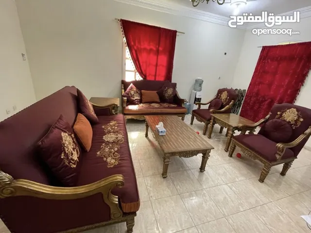 مجلس كنبتين وكرسيين وثلاث ط طاولات