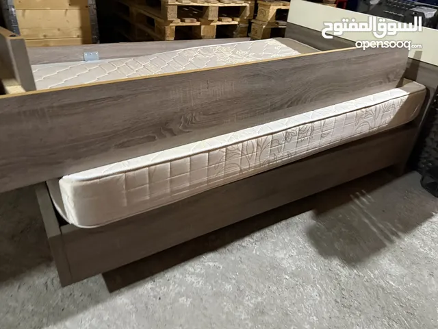 للبيع سريرين نضاف مع مترس سعر الواحد 45وقابل