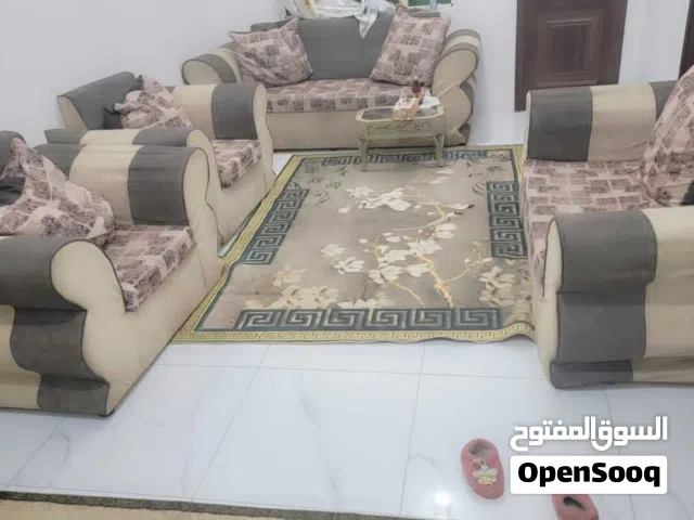 كنب نظيف جدا اشتروه ب180الف  له فتره بسيطه البيع 75 اقل من القيمه