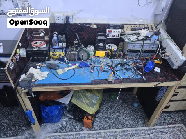 ميز للبيع مع عدة صيانه الهواتف