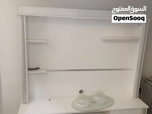ميز تلفاز ابيض الشكل اخو الجديد.