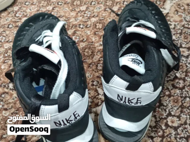 أحذية نخب ماركا مستعمل نظيف جدا أسود نوع NIKE نمرة 37.5 أزرق مع أبيض NIKE نمرة37.5 أبيض مخطط 39