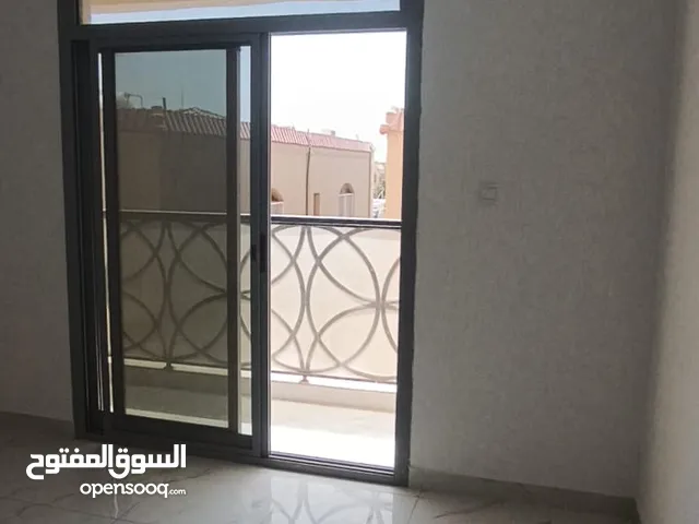 شقة راقية مباشرة على شارع الشيخ عمار 3 غرف نوم منهم غرفتان ماستر بها صاله واسعه بلكونه بنايه جديده .