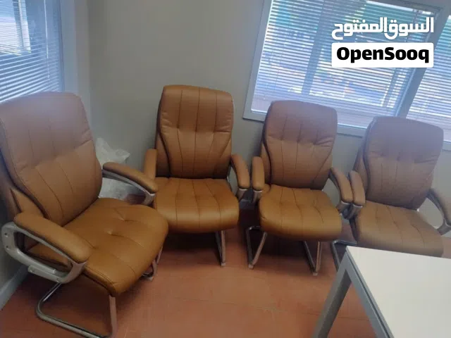 طقم مكتب مستعمل فاخر – 9 كراسي جلدية + 3 مكاتب عصرية
