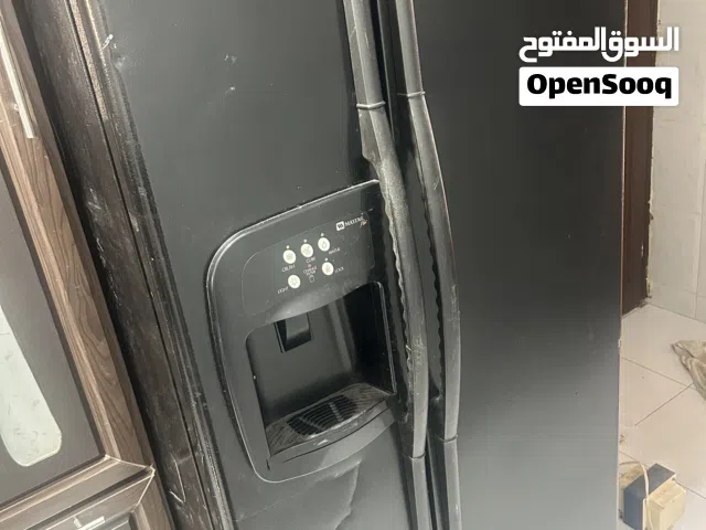 للبيع – ثلاجة Maytag بابين لون أسود ثلاجة Maytag أصلية بحالة جيدة، 668 litre