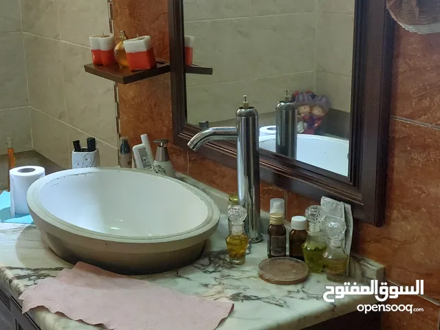 مغسلة حمام مع بوفيه ومغسله سيراميك ورفرف مع مرايا كبيرة الحجم لم يستعمل كثير جديد ونظيف جدا