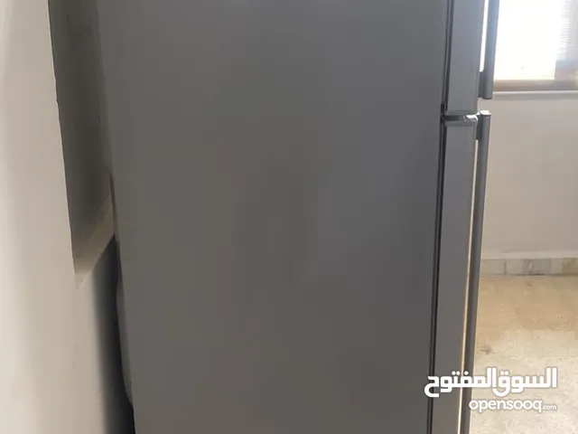 للبيع ثلاجه نوع هيتاشي بحالة الجديد بسعر مغري 230 دينار لون سلفر حجم كبير 22 قدم