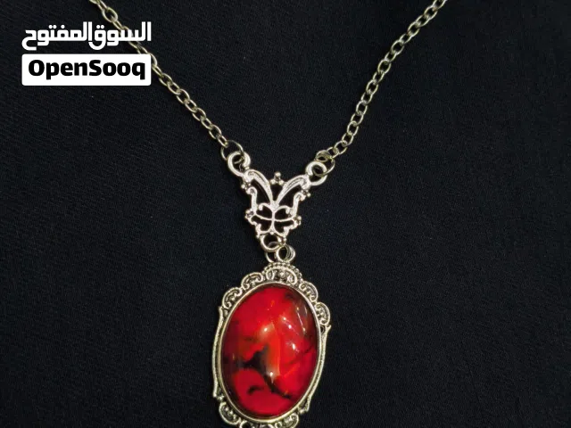 قلاده بطابع مصاص دماء مميزه