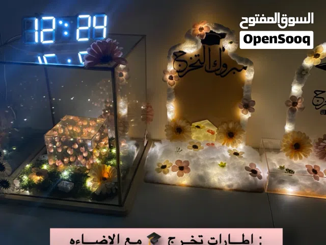 اطارات تخرج مع الاضاءه ب 30 مع اطار مربع مضيء مع الورود ب 50 للطلب تواصل واتس اب او خاص