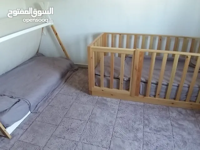 غرفة نوم سريرين و خزانة