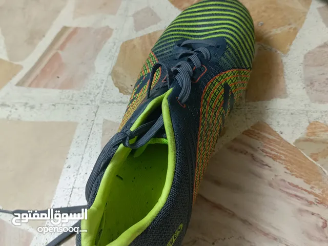 بوط رياضي بسعر مغري