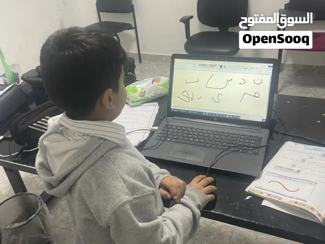 معلم دروس رياضيات وحقيبة مدرسية