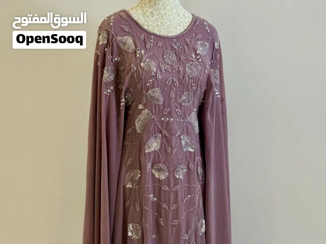 لبسة فخمة بقصة عريضة