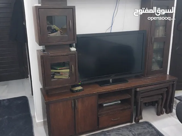 بوفيه تفصيل مميز مع طقم طربيزات مع شاشة 42 هيتاشي ياباني اصلي بحالة الجديد بسعر مغري