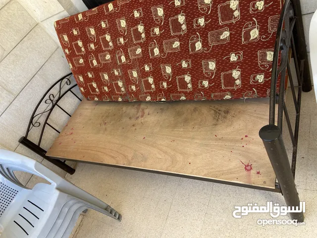 سرير حديد للبيع مع فرشة اسفنج خفيفة