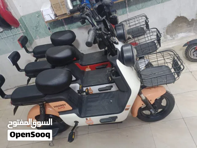 اسكوتر فيجورى السرعة  35 كم/س  البطارية بطارية رصاص 48V  سعة 20Ah حسب النسخة  زمن الشحن  6 ساعات