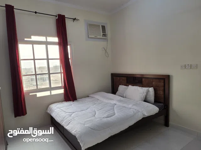 شقة نظيفة مفروشة غرفتين وصالة ودورة مياة ومطبخ بالقرب من حديقة عوقد شامل ماء وكهرباء ونت