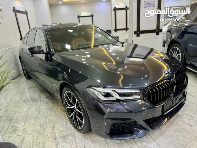 Bmw 530i 2022 M بي ام دبليو 530 موديل 2022 ميلد هايبرد وارد و صيانة الشركة ام كيت كامل فحص كامل