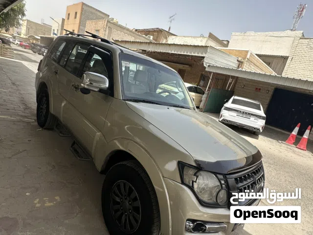 2015 ميتسوبيشي باجيرو GLS