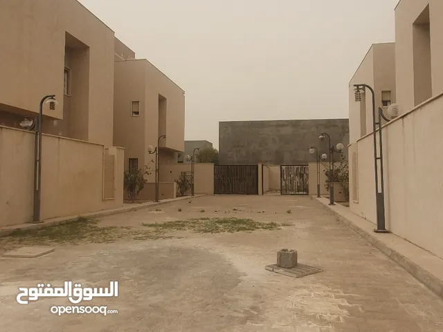 أربع فيلات سكنية جنب بعضهم للإيجار في مدينة طرابلس منطقة عين زارة طريق هابي لاند وجامع بلعيد